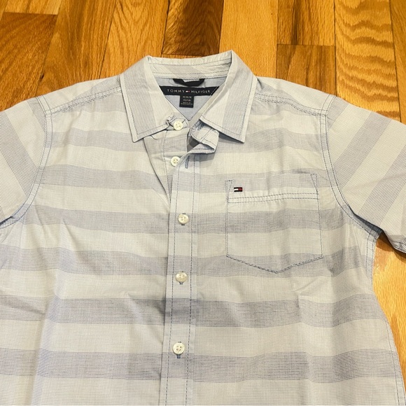 NWOT Tommy Hilfiger Boy’s  Blue Striped Shirt size:M - Picture 2 of 6
